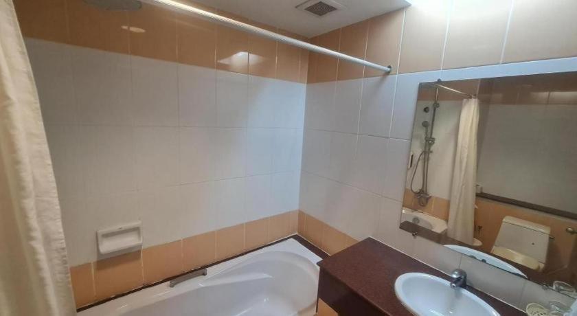 Western Grand Hotel Ratchaburi Ban Bang Kra Buitenkant foto